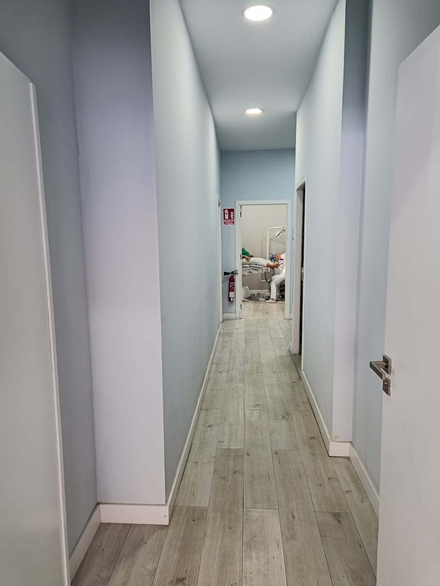 Pasillo principal de acceso a los gabinetes