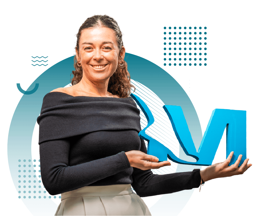 Rosa M. González Mantero- Imagen de la podóloga Rosa sujetando el logo de la clínica