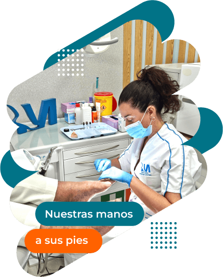 centro podología deportiva mantero sevilla 0-8 Podóloga tratando a un paciente